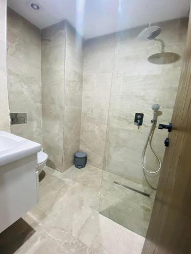 een badkamer met douche en toilet bij Dar awina in Bin Rhilouf