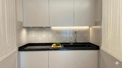 Køkken eller tekøkken på Riflesso - deluxe apartment - super central - only real beds - wifi airco TV65