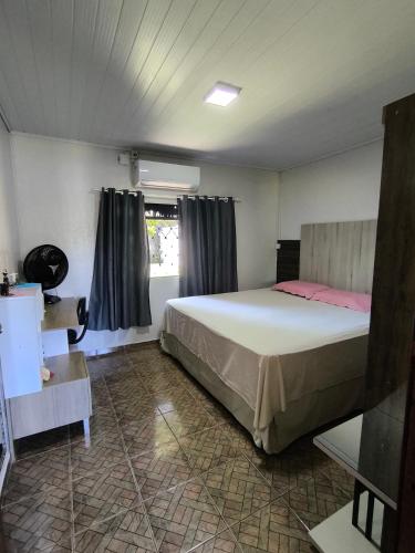 Giường trong phòng chung tại Foz do Iguaçu Casa Aconchegante