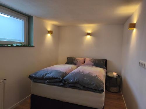 En eller flere senge i et værelse på statt HOTEL - Frisch, Frech und Farbenfroh - Helle Souterrainwohnung