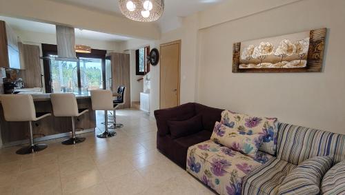 un soggiorno con divano e cucina di Elia Sunset a Lagomandra