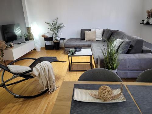a living room with a couch and a table at Apartman Riva Panoramska terasa & Privatna Garaža in Kraljevo