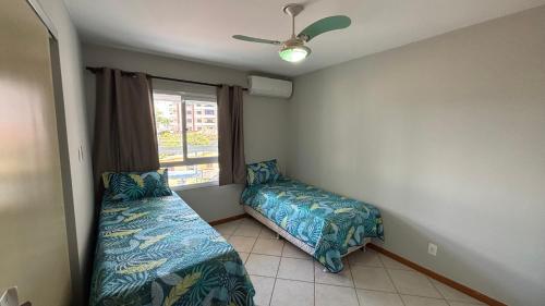 Giường trong phòng chung tại Acquamarine Piscina e Sauna na Praia das Castanheiras