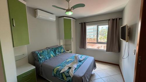 Giường trong phòng chung tại Acquamarine Piscina e Sauna na Praia das Castanheiras