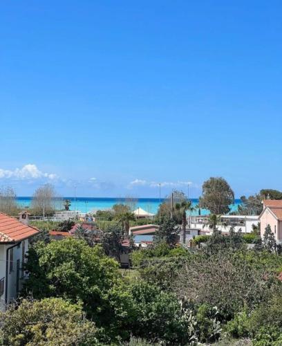 ein Blick auf eine Stadt mit dem Meer im Hintergrund in der Unterkunft Casa Diana in Scalea