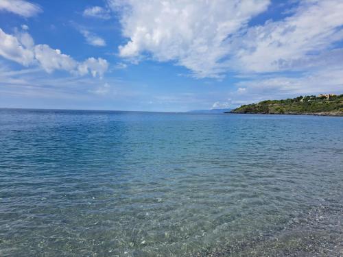 ein Blick auf ein großes Gewässer in der Unterkunft Casa Diana in Scalea