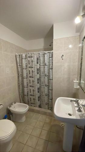 Et badeværelse på Departamento hasta 4 personas Villa Dolores