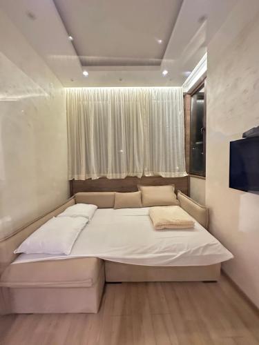 a large bed in a room with a window at MB Apartmani Kopaonik in Kopaonik