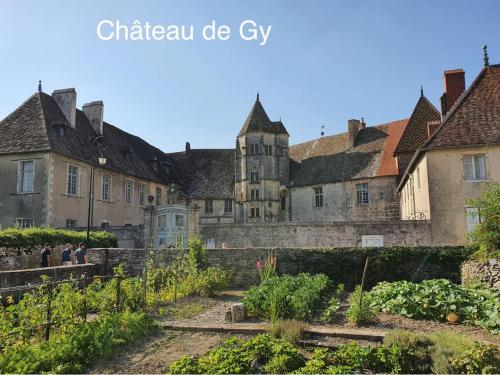 ein altes Schloss in der Stadt Château de Cray in der Unterkunft Tiny house 3 à 4 personnes in Saint-Loup-Nantouard