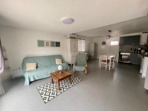 ein Wohnzimmer mit Sofa und Tisch in der Unterkunft SERENITY Gite indépendant dans propriété avec piscine in Servian