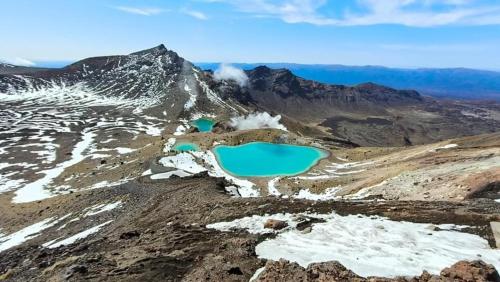 Dos lagos azules en la ladera de una montaña en Funski Lodge sleeps 10 Where Adventure Begins, en Taumarunui