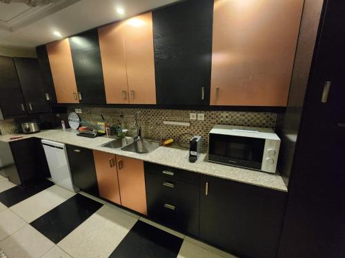 サン・ドニにあるDuplex T3 centre-villeのシンクと電子レンジ付きのキッチン