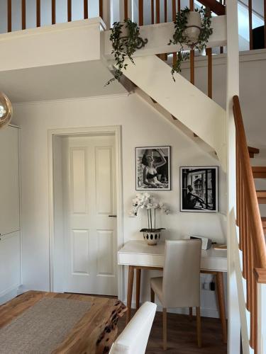 een eetkamer met een tafel en een trap bij Haus Maria am Meer in Göhren