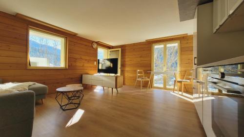 TV a/nebo společenská místnost v ubytování Aletsch Arena Fieschertal FeWo - 2 Zimmer