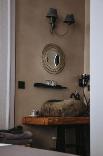 a bathroom with a sink and a mirror at La Maison d'Augustin in Mont-de-Marsan