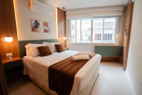 Giường trong phòng chung tại Modern Luxury Retreat steps from Copacabana Beach