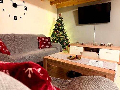 Una televisión o centro de entretenimiento en Platanos House Salakos - Christmas Mountain Getaway