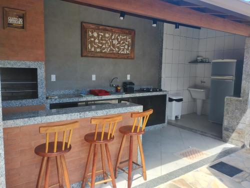 Kuchyň nebo kuchyňský kout v ubytování Aconchegante pé na lagoa