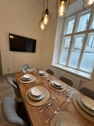 Zentrales Altbau Apartment beim Bahnhof - 6 Gäste