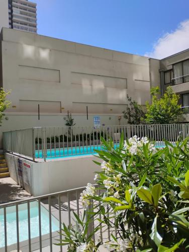 uma piscina em frente a um prédio em Amplio departamento viña centro em Viña del Mar