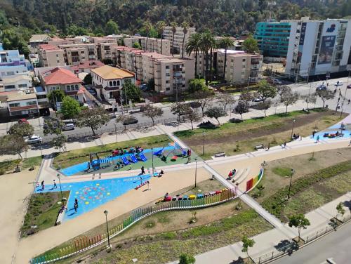 uma vista aérea de uma piscina em uma cidade em Amplio departamento viña centro em Viña del Mar