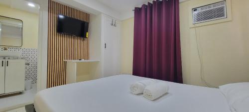 Oceanview Suites tesisinde bir odada yatak veya yataklar