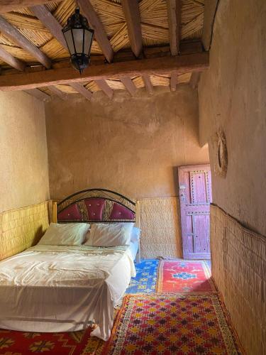 a bedroom with a bed in a room at Auberge sahnoun in Tafraout