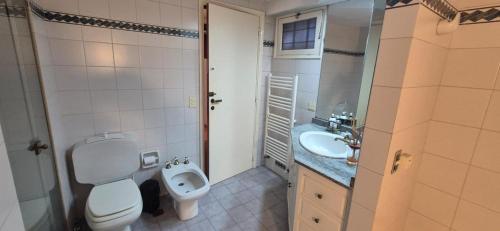 bagno con servizi igienici, lavandino e orinatoio di Masones a Victoria