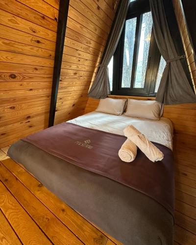 En eller flere senge i et værelse på Pine Straw Douma