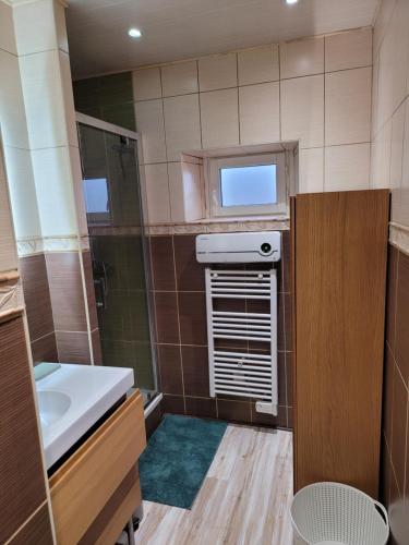 een kleine badkamer met een wastafel en een raam bij Echappée verte et jacuzzi proche de Paris in Vert-le-Grand