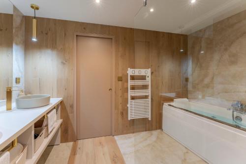 a bathroom with a tub and a sink and a shower at Spa & Relaxation 15 min de Lyon - Noomi Suite in Oullins