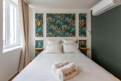 a bedroom with a bed with two towels on it at Spa & Relaxation 15 min de Lyon - Noomi Suite in Oullins