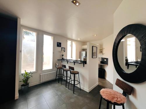 Paris Arc Design في سوراسْن: غرفة مع بار مع الكراسي ومرآة