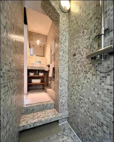 Paris Arc Design في سوراسْن: حمام مزود بدُش وبلاط رمادي