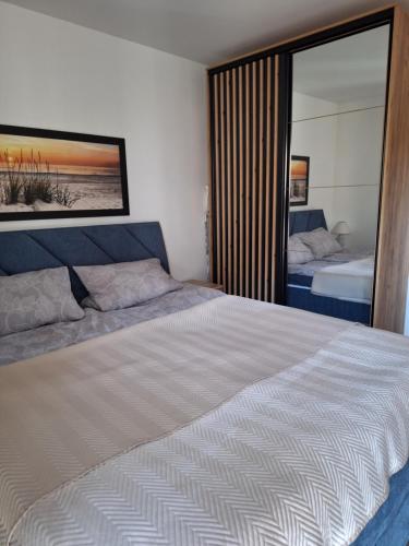 En eller flere senge i et værelse på JH Apartament