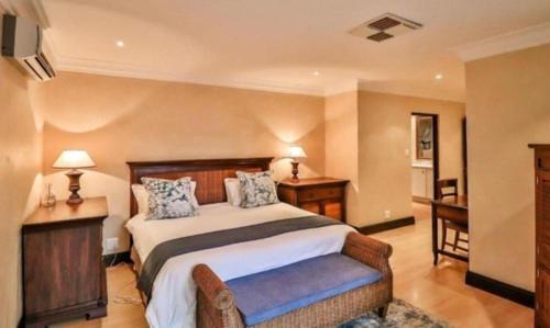 En eller flere senge i et værelse på Pecanwood Waterfront Villa Hartbeesport Dam