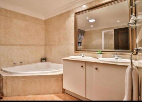 Et badeværelse på Pecanwood Waterfront Villa Hartbeesport Dam