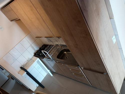 vista sul soffitto di una cucina con lavandino di Sobrado em área tranquila a Caxias do Sul