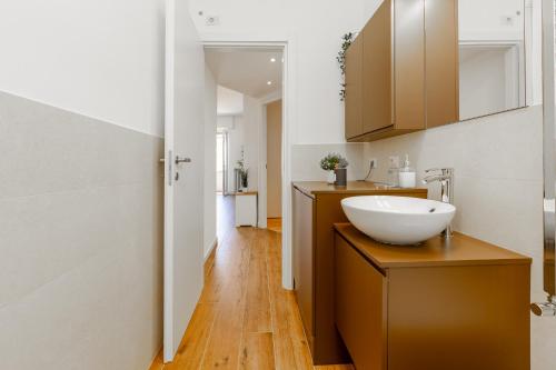 baño con lavabo en la encimera en Milan - Refuge in the Green, en Cusano Milanino