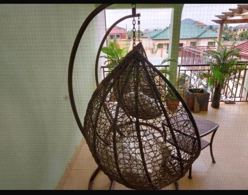 ein Korb auf einer Bank in einem Zimmer in der Unterkunft Osprise Residencies in Tema