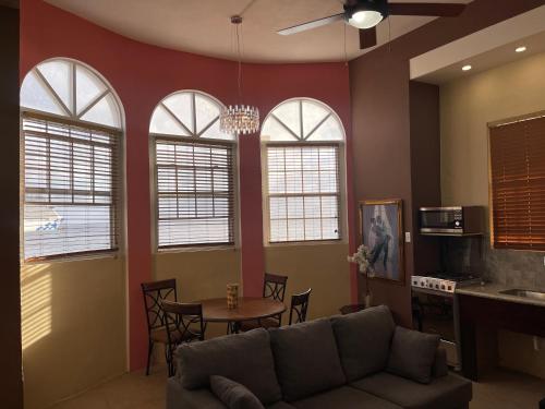 巴斯特尔The Colosseum St Kitts的客厅里有一张沙发和一张桌子。