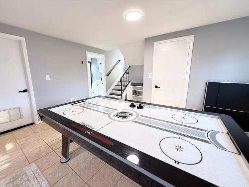 una mesa de ping pong en una habitación en Gambrills Modern Retreat near Annapolis & Ft Meade, en Gambrills