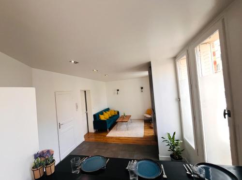 Paris Arc Design في سوراسْن: غرفة معيشة بها أريكة زرقاء في غرفة