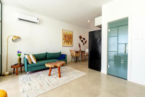 Newly Renovated 1BR APT at Airport Residential