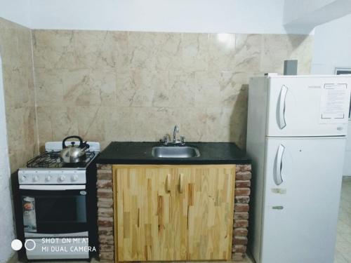 una piccola cucina con lavello e frigorifero di Departamento Monte Caseros a Monte Caseros