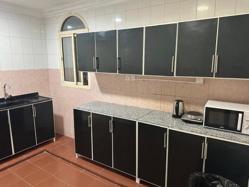 O bucătărie sau chicinetă la المسافات 2 للشقق المخدومة