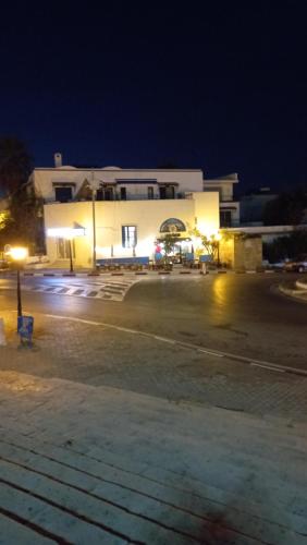 ein Gebäude bei Nacht mit Lichtern auf einer Straße in der Unterkunft La coquette de sidi bousaid in Sidi Bou Saïd
