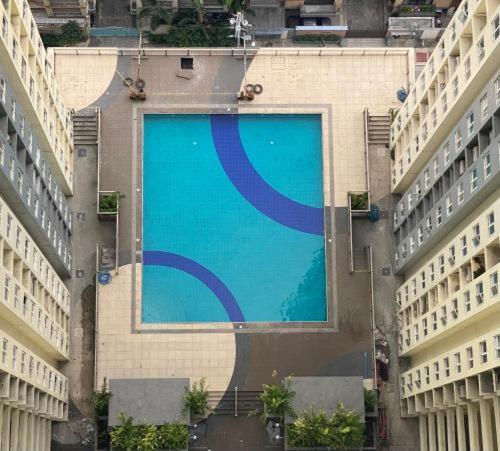 Swimmingpoolen hos eller tæt på A Cozy Studio at Victoria Sports Tower walking distance to GMA MRT & near SM North EDSA