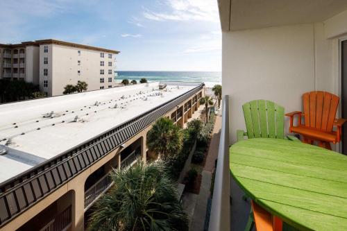 einen Balkon mit Meerblick von einem Hotel in der Unterkunft Sea Oats 509 Gulf front condo in Fort Walton Beach