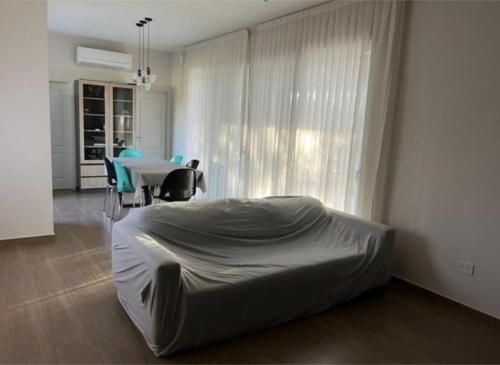 ein Bett in einem Zimmer mit Tisch und Stühlen in der Unterkunft Casa de campo LA MOROCHA in San Pedro